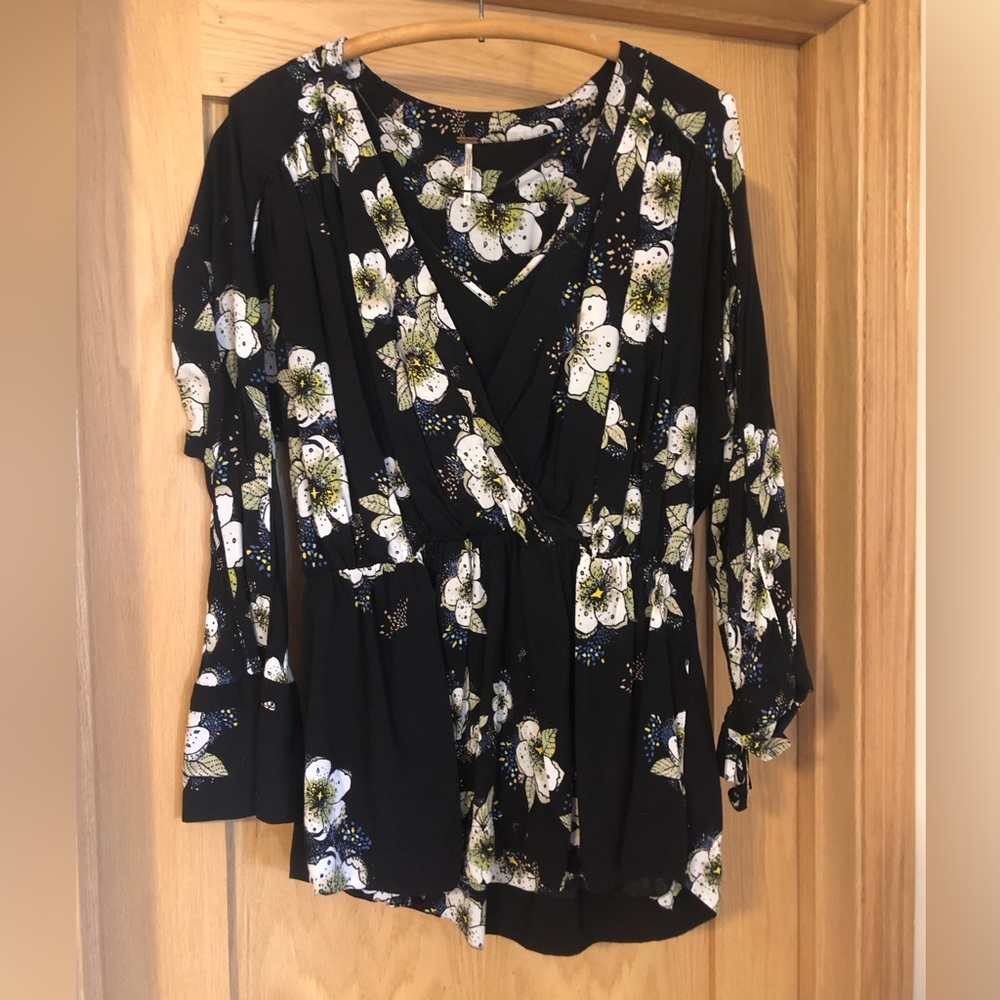 Free People Tunic size small. Floral pattern. Cinches at the waist.